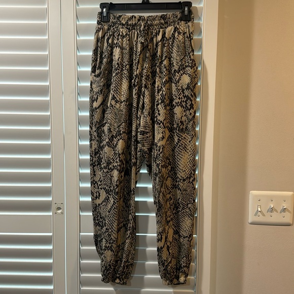 Snake skin print elastic waisted joggers with pockets. Size S - Picture 1 of 4